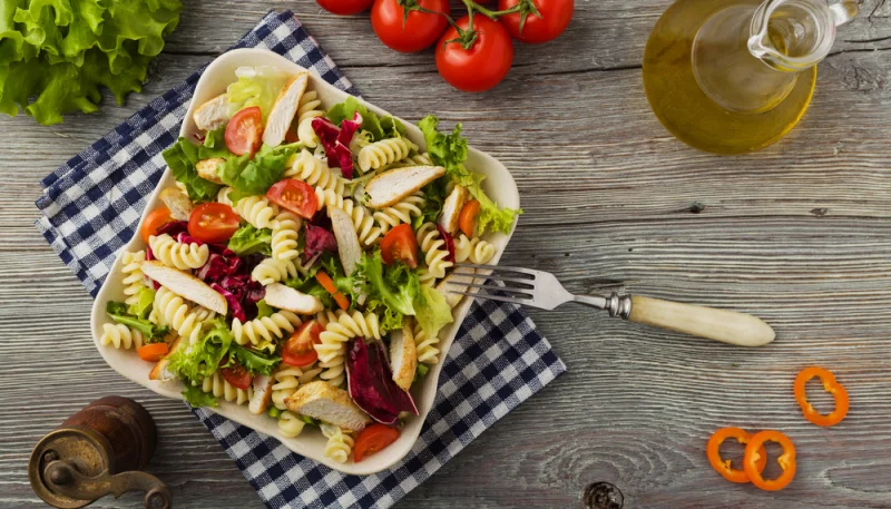 Salade de pâtes aux émincés de poulet rôti