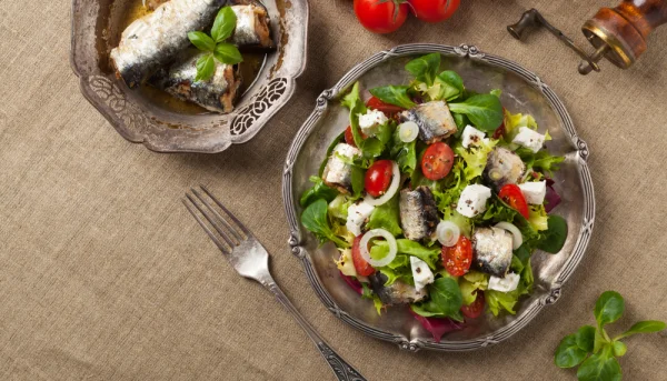 Salade de tomates aux sardines et au fromage