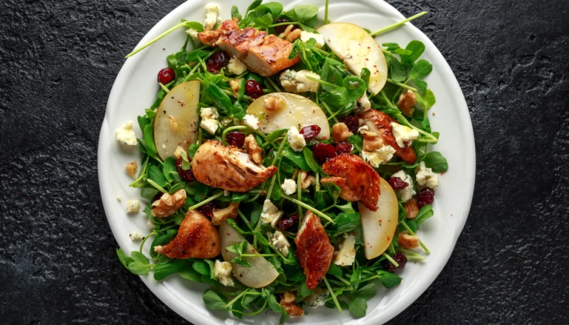 Salade de poulet aux poires, roquefort et noix