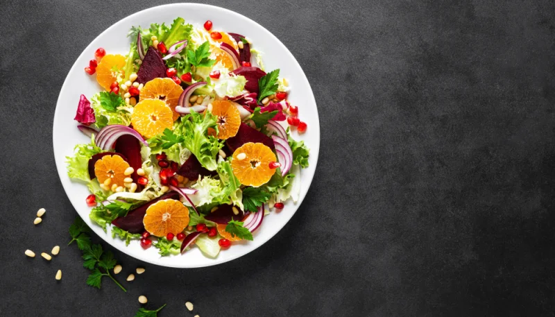Salade sucrée salée aux mandarines, grenade, betteraves et oignons rouges