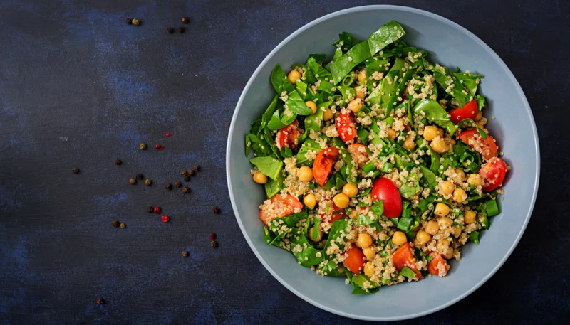 Salade vegan au quinoa, épinards et pois chiches