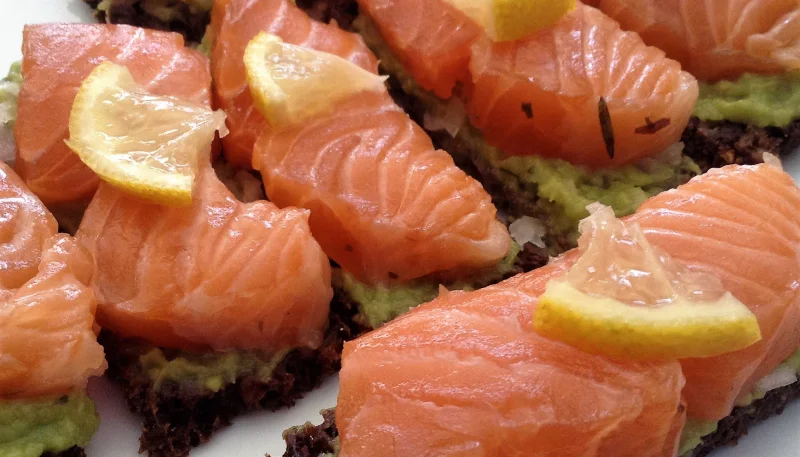 Saumon Gravlax maison pour repas de Noël