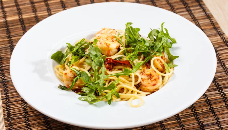 Tagliatelles aux crevettes et à la roquette