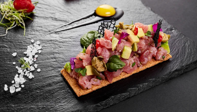 Tartare de dorade, sablé parmesan