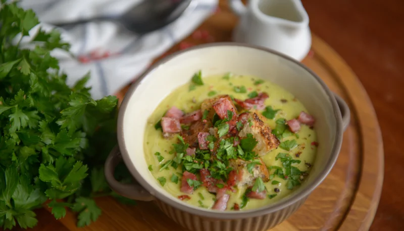 Velouté de petits pois et poireaux à la menthe
