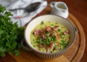 Velouté de petits pois et poireaux à la menthe