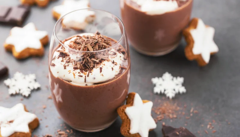 Verrine de mousse au chocolat de Noël et ses biscuits à la cannelle