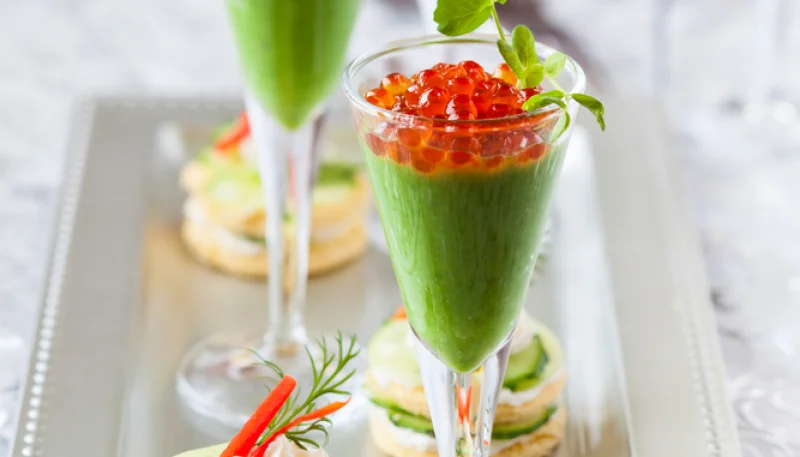 Verrines de Noël houmous de roquette et œufs de saumon