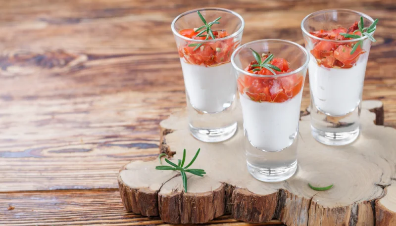 Verrines de Noël tomates et Chantilly au basilic