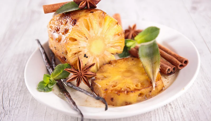 Ananas rôti au caramel à l’orange, vanille et aux fruits de la passion