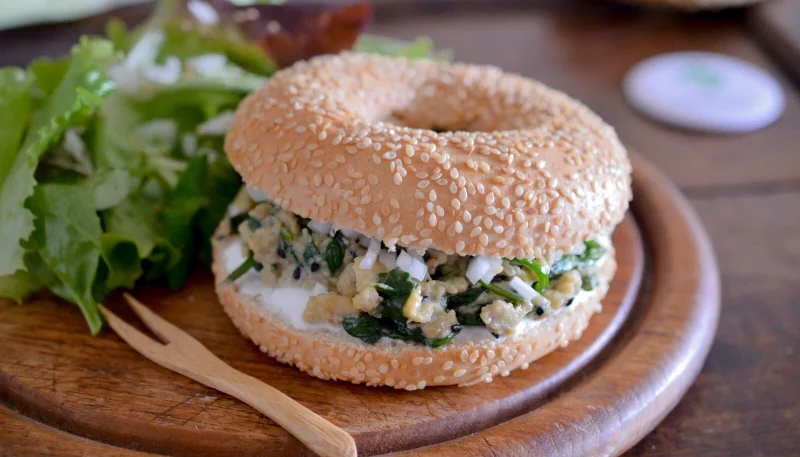 Bagel aux oeufs brouillés et épinards