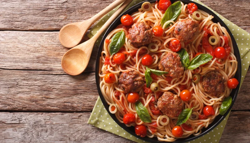 Boulettes de veau et spaghettis sauce olives vertes