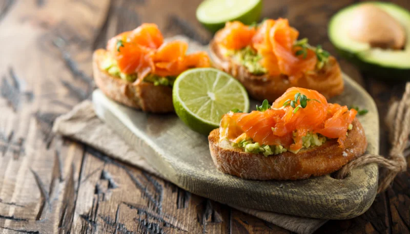 Bruschetta au saumon fumé, avocat et mozzarella