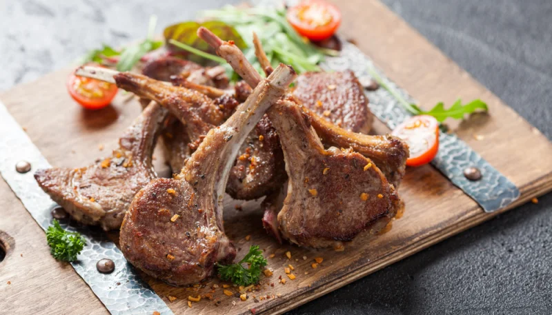 Côtelettes d’agneau laquées aux épices, oignons et fèves