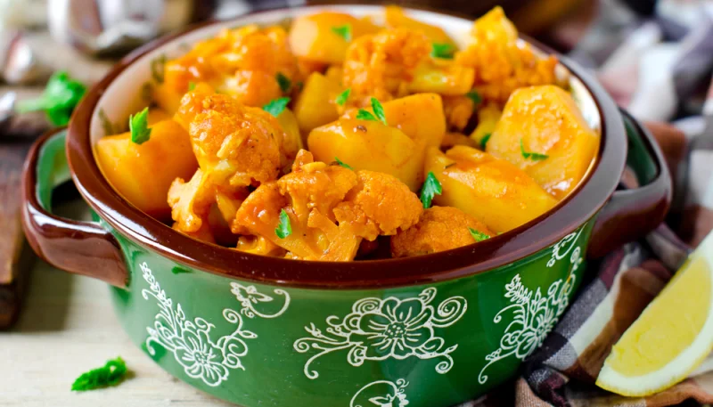 Curry de chou-fleur, pomme de terre et pois chiches