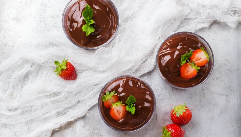 Dessert aux fruits et au chocolat en verrine