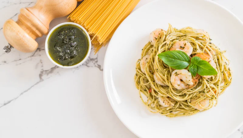 Linguine aux crevettes et au pesto de basilic