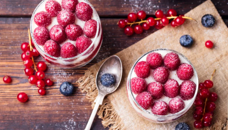 Mousse au chocolat blanc et framboises