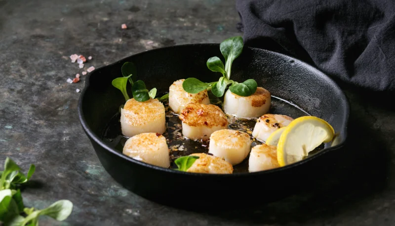 Noix de Saint Jacques fondantes au beurre blanc aillé