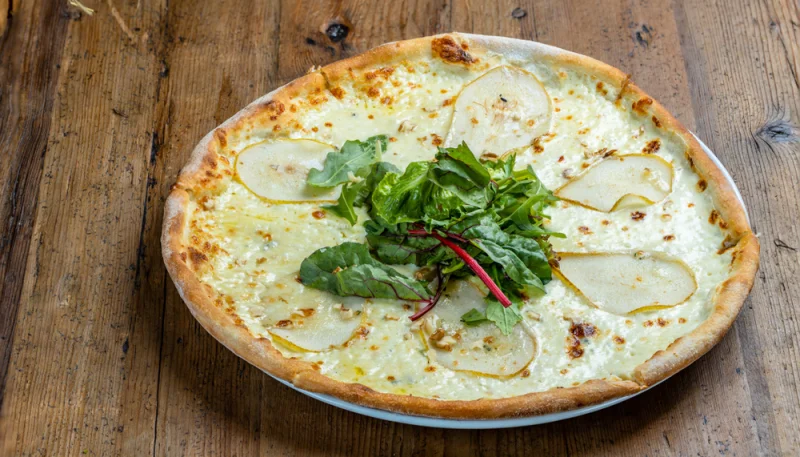 Pizza poire et fourme d'Ambert