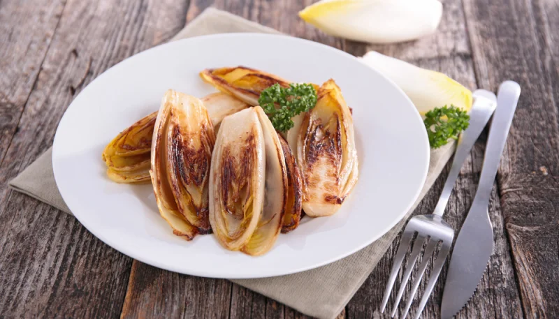 Poêlée d'endives aux cèpes et noisettes