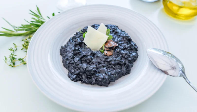 Risotto à l’encre de seiche