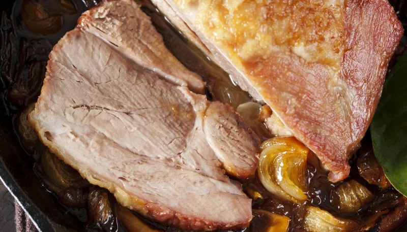 Rôti de porc aux oignons