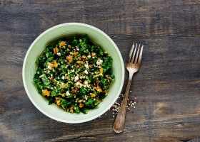 Salade d'épeautre, chou kale et abricots secs