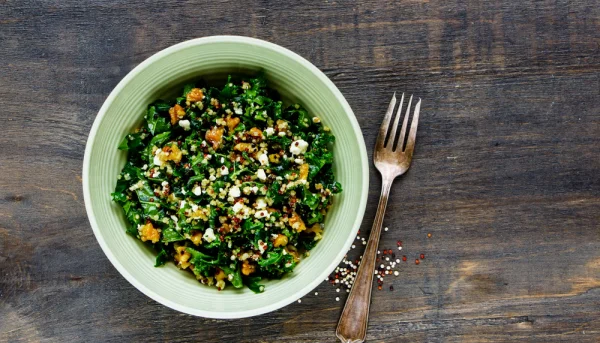 Salade d'épeautre, chou kale et abricots secs