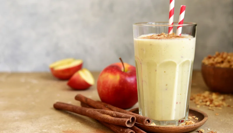 Smoothie aux pommes et à la cannelle
