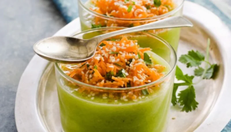 Soupe de concombre, carottes râpées et sésame