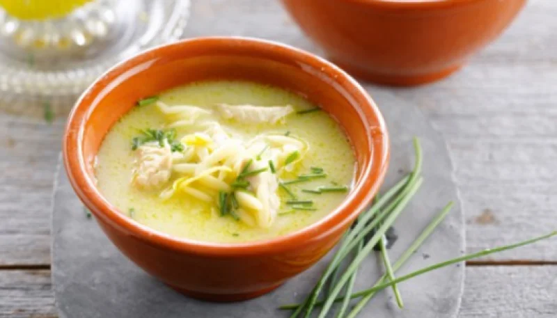 Soupe de poulet au citron et à l’orzo