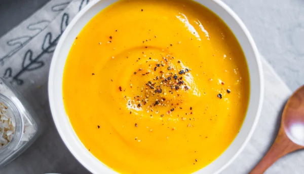 Velouté de carottes, navets et lait de coco
