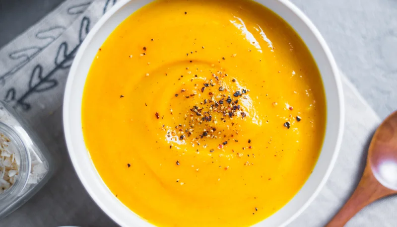 Velouté de carottes, navets et lait de coco
