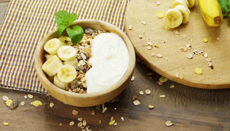 Yaourt bowl à la banane, flocons d'avoine et miel
