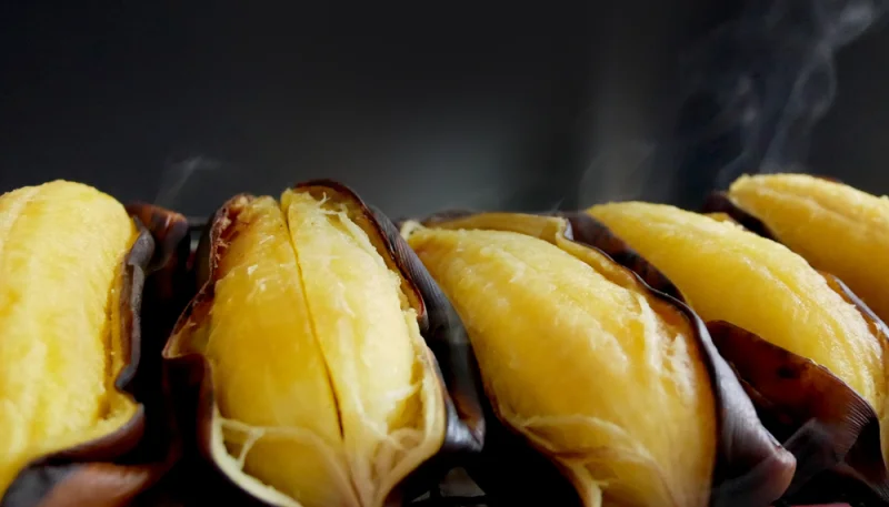 Banane grillée avec sa peau