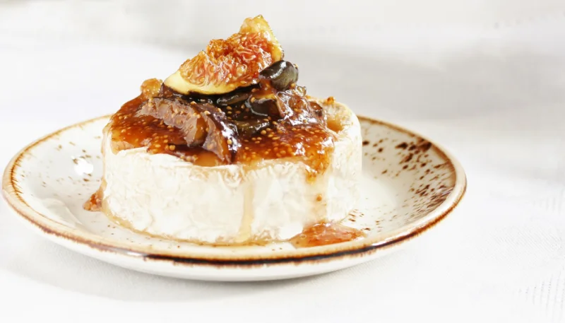 Camembert au four et son confit de figues