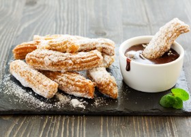Churros au chocolat au lait parfumé au gingembre pour le Carnaval