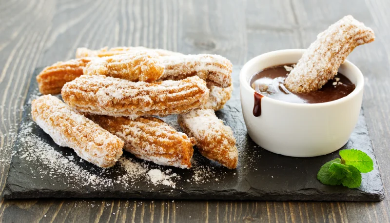 Churros au chocolat au lait parfumé au gingembre pour le Carnaval