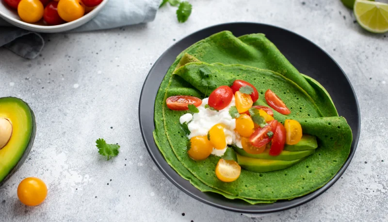 Crêpes aux épinards, avocat, tomate et fromage blanc sauce pimentée