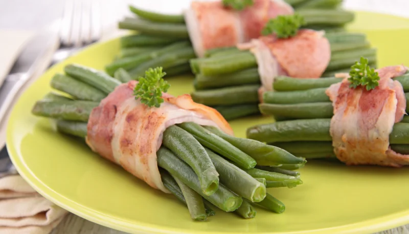 Fagots de haricots verts au lard à la plancha