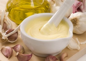 Mayonnaise à l’ail et à la moutarde