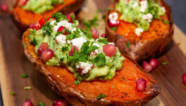 Patate douce farcie au fromage frais et à l'avocat