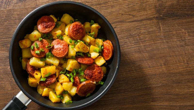 Poêlée provençale aux pommes de terre et saucisses