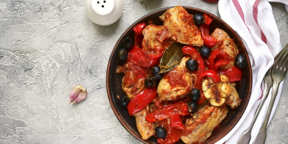 Recette Poulet aux olives et poivrons en sauce tomate facile | Mes ...