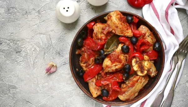 Poulet aux olives et poivrons en sauce tomate