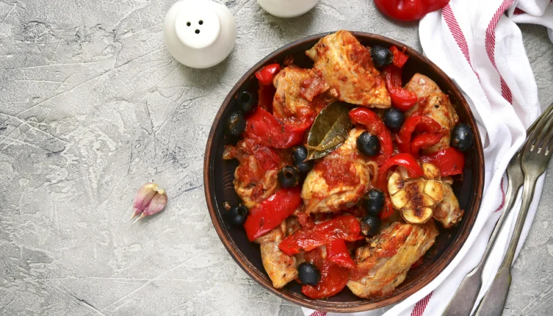 Poulet aux olives et poivrons en sauce tomate