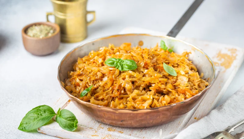Salade de choucroute aux poissons fumés et aux fruits