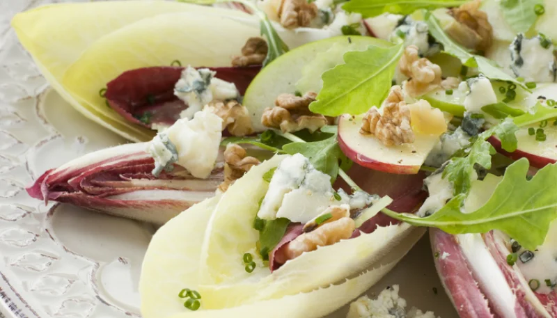 Salade d’endives aux noix et roquefort