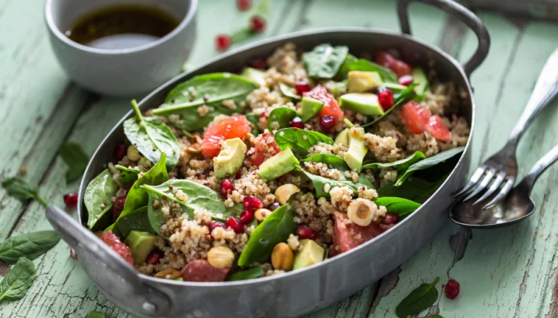 Salade d'hiver aux épinards et quinoa